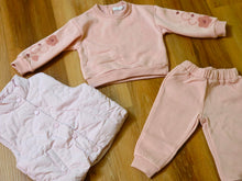 Cargar imagen en el visor de la galería, Conjunto 3 piezas "Florecitas" rosa 12 a 36 meses | Invierno
