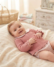 Cargar imagen en el visor de la galería, Conjunto lana rosa nude vichy 3 a 12 meses | Canastilla