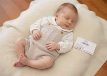 Cargar imagen en el visor de la galería, Conjunto peto lana color beig  y camisa 1 a 6 meses | Canastilla