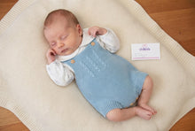 Cargar imagen en el visor de la galería, Conjunto peto lana color verde y camisa 1 a 6 meses | Canastilla