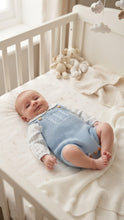 Cargar imagen en el visor de la galería, Conjunto peto lana color azul  y camisa 1 a 6 meses | Canastilla