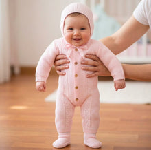 Cargar imagen en el visor de la galería, Conjunto lana , pelele+capota+patucos "Rosa" 0 a 6 meses | Canastilla