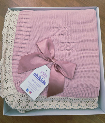 Toca de lana rosa empolvada  puntilla beig