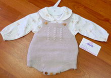 Cargar imagen en el visor de la galería, Conjunto peto lana color beig  y camisa 1 a 6 meses | Canastilla