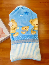 Cargar imagen en el visor de la galería, Baby sac / Saco dormir clasico que se transforma en manta "ositos" azul | Canastilla