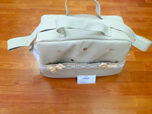 Cargar imagen en el visor de la galería, Bolso polipiel camel clarito encaje y lazos marfil