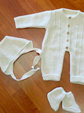 Cargar imagen en el visor de la galería, Conjunto lana , pelele+capota+patucos "Marfil" 0 a 6 meses | Canastilla
