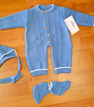 Cargar imagen en el visor de la galería, Conjunto de lana pelele+capota+patucos azafata 0 a 6 meses | Canastilla