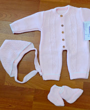 Cargar imagen en el visor de la galería, Conjunto lana , pelele+capota+patucos "Rosa" 0 a 6 meses | Canastilla