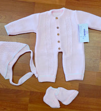 Cargar imagen en el visor de la galería, Conjunto lana , pelele+capota+patucos "Rosa" 0 a 6 meses | Canastilla