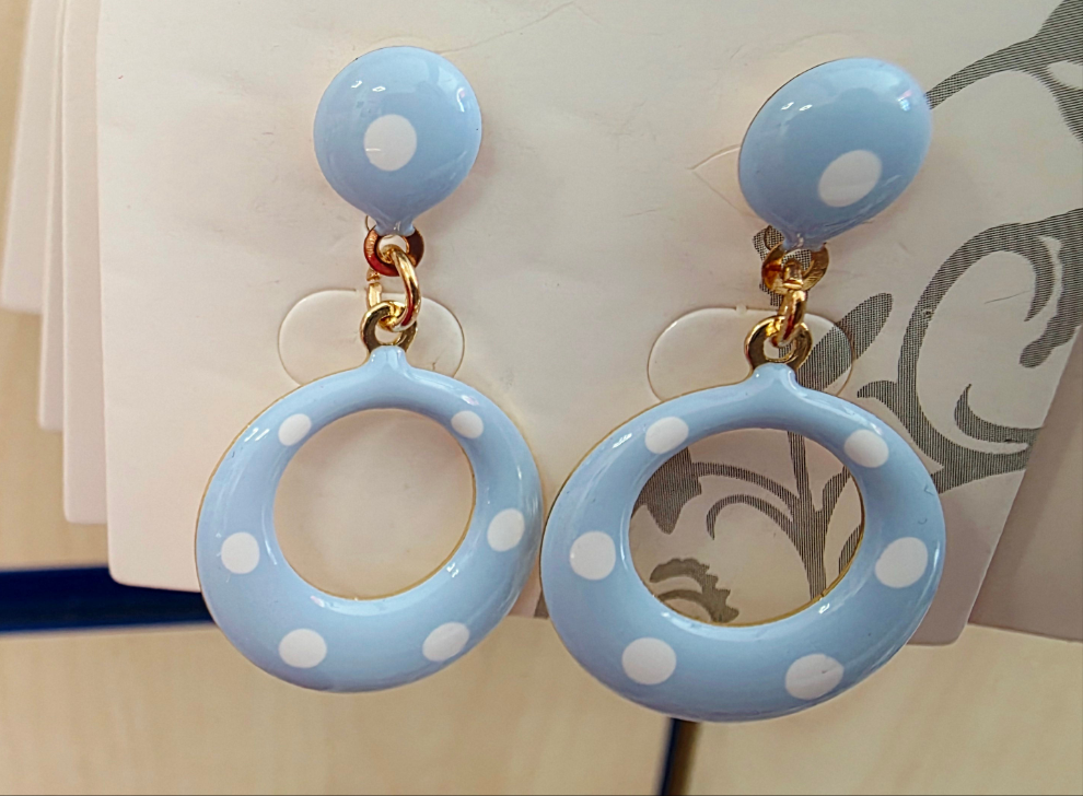 Pendientes pequeño  flamenca celeste con lunar blanco  de tornillo