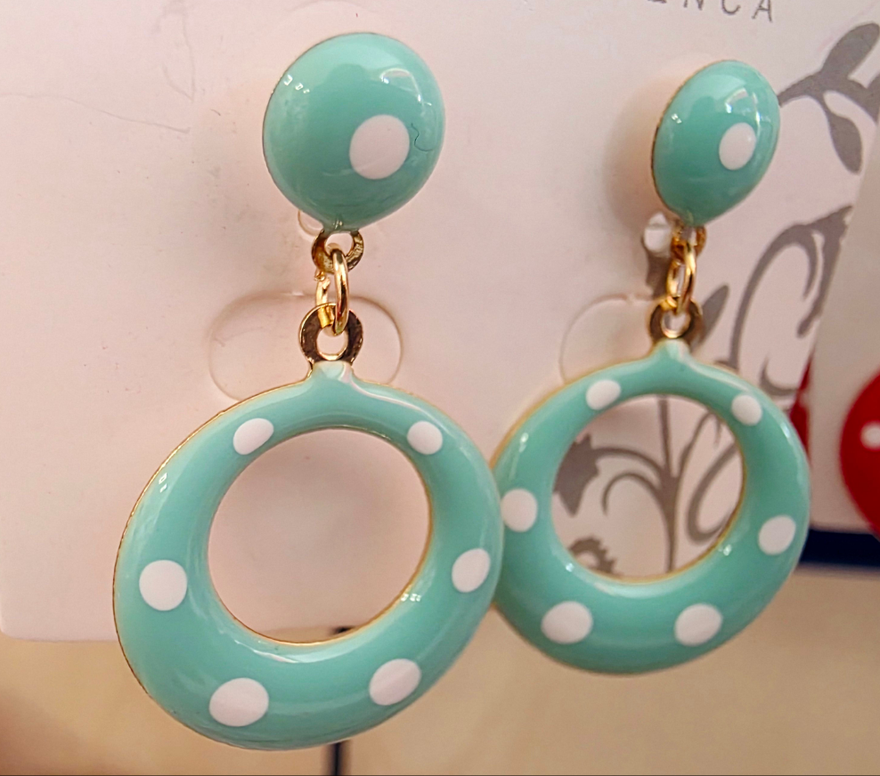 Pendientes pequeño  flamenca verde agua con lunar blanco  de tornillo