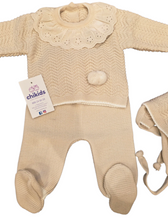 Cargar imagen en el visor de la galería, Conjunto lana 3 piezas &quot;1101&quot; de 00 a 3 meses color arena | Canastilla