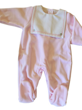 Cargar imagen en el visor de la galería, Pelele &quot;ref 22 babero&quot; rosa terciopelo | Canastilla