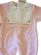 Cargar imagen en el visor de la galería, Pelele &quot;ref 22 babero&quot; rosa terciopelo | Canastilla