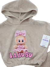 Cargar imagen en el visor de la galería, Conjunto &quot;Labubuu&quot; color arena/rosa de 4 a 14 años