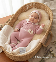 Cargar imagen en el visor de la galería, Conjunto lana peto largo 3 piezas 0 a 6 meses color rosa nude / blanco | Canastilla