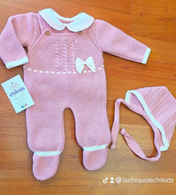 Cargar imagen en el visor de la galería, Conjunto lana peto largo 3 piezas 0 a 6 meses color rosa nude / blanco | Canastilla