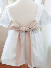 Cargar imagen en el visor de la galería, Vestido Plumeti "Leticia" topo-arena 2 a 12 años | Ceremonia Primavera Verano