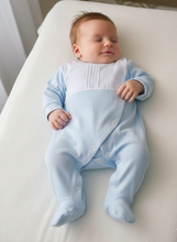 Cargar imagen en el visor de la galería, Pelele 'pecho plumeti" 0 a 6 mes azul | Primavera verano