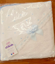 Cargar imagen en el visor de la galería, Capa de baño "tira bordada" blanca/celeste 75x75cm