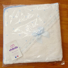 Cargar imagen en el visor de la galería, Capa de baño "tira bordada" blanca/celeste 75x75cm