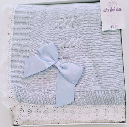 Toca de lana puntilla celeste/blanca