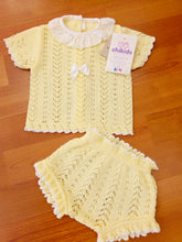 Cargar imagen en el visor de la galería, Conjunto hilo "Jazmin" amarillo 0 y 3 meses ref:1883 | Canastilla