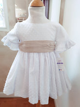 Cargar imagen en el visor de la galería, Vestido Plumeti "Leticia" topo-arena 2 a 12 años | Ceremonia Primavera Verano