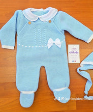 Cargar imagen en el visor de la galería, Conjunto lana peto largo 3 piezas 0 a 6 meses color celeste/blanco | Canastilla