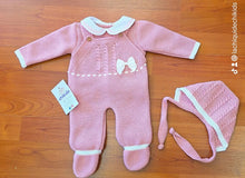 Cargar imagen en el visor de la galería, Conjunto lana peto largo 3 piezas 0 a 6 meses color rosa nude / blanco | Canastilla