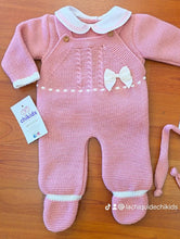 Cargar imagen en el visor de la galería, Conjunto lana peto largo 3 piezas 0 a 6 meses color rosa nude / blanco | Canastilla