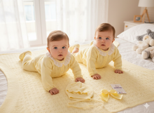 Cargar imagen en el visor de la galería, Conjunto hilo 0 a 6 mes Amarillo | Primavera Verano