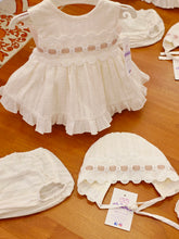 Cargar imagen en el visor de la galería, Jesusito+braga+capota "Victoria"3 a 24 meses Color Arena-Topo | Primavera verano